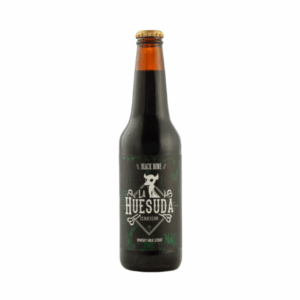 Botella de cerveza artesanal La Huesuda Black Bone Whisky Milk Stout de 355 ml, etiqueta negra con detalles verdes y diseño de calavera.