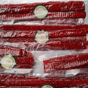 Tiras de jerky de salmón y atún DeliSlav empacadas al vacío, ahumadas y deshidratadas artesanalmente.