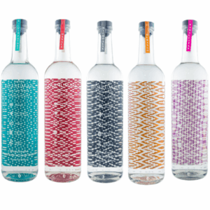 Botellas de mezcal Derrumbes de cinco regiones: San Luis Potosí, Oaxaca, Michoacán, Durango y Tamaulipas, alineadas sobre fondo blanco con etiquetas de colores distintivos.