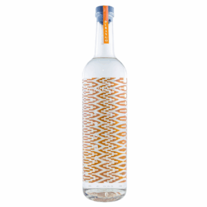 Botella de mezcal artesanal Derrumbes Durango 750 ml, diseño con patrón tradicional dorado sobre vidrio transparente
