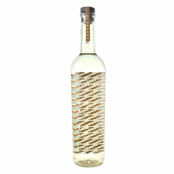 Botella de mezcal Derrumbes Guerrero 750 ml, elaborado con agave Cupreata, perfil floral y destilado en alambique de madera.