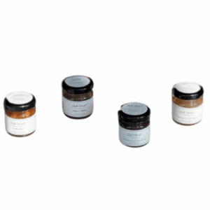 Pack de mini mermeladas artesanales en frascos pequeños, sabores variados, ideal como regalo gourmet o degustación.