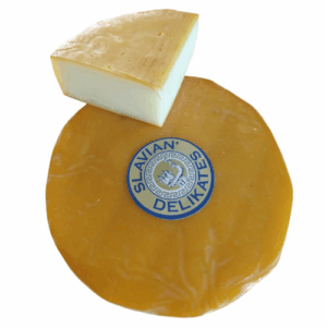 Queso ahumado artesanal Delislav, pieza entera con corte, ideal para tablas gourmet y maridajes.