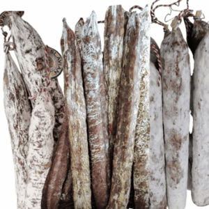 Variedad de salamis madurados DeliSlav: argentino, francés e italiano, colgantes y recubiertos con su capa natural de maduración.
