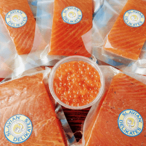 Porciones de salmón canadiense ahumado DeliSlav empacadas al vacío con envase de caviar al centro.